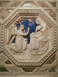 Zvěstování, detail ze základny Tabernacle, 1349-59 (mramor)